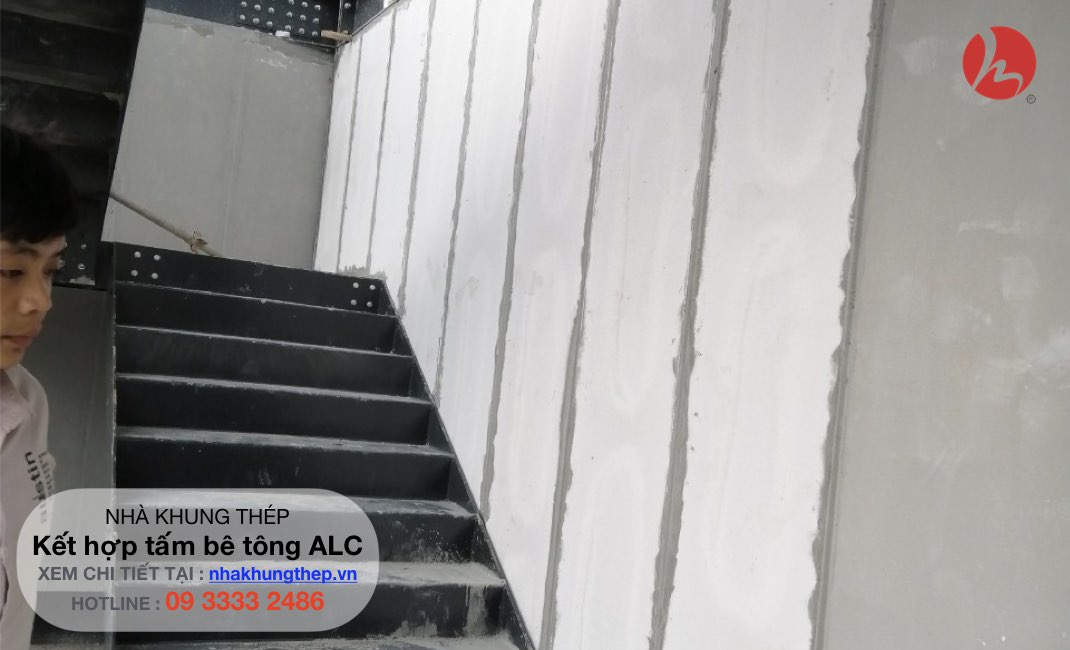 tường bê tông ALC tại vị trí cầu thang sắt nhà khung thép