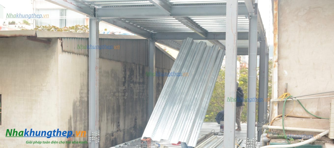 THI CÔNG NHÀ THÉP TIỀN CHẾ LẠC TRUNG 02