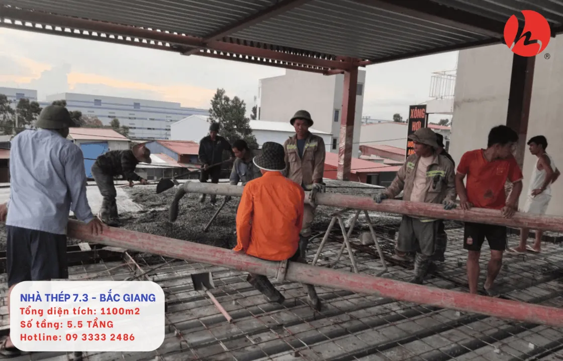 Đội thi công Trường Giang Steel tiến hành bơm và dàn đều lớp bê tông sàn