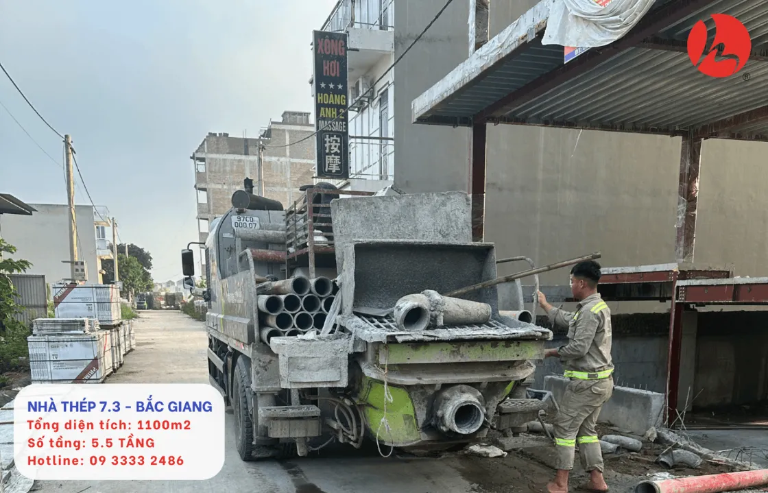 Chuẩn bị thiết bị và máy bơm bê tông tại công trình