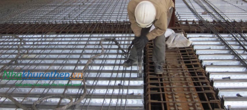 hàn đinh chống cắt giữa sàn deck và hệ khung nhà khung thép