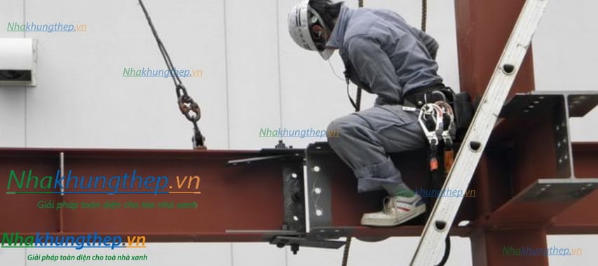 lắp đặt dầm vào cột nhà khung thép
