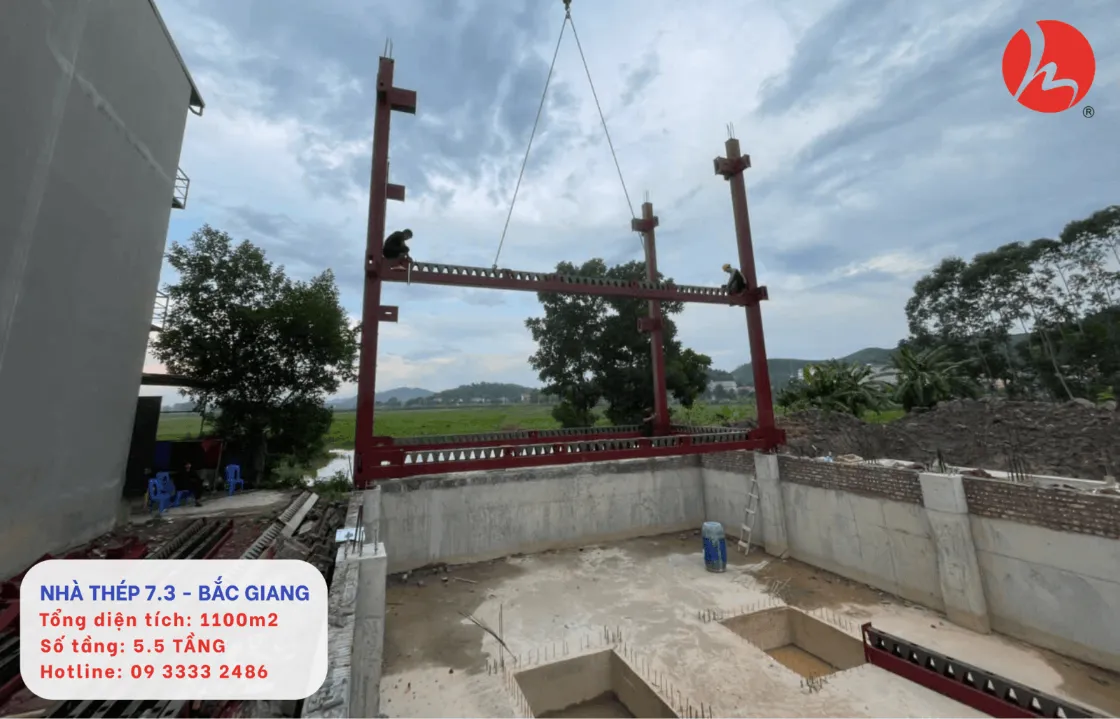 Thi công lắp dựng khung thép tầng 1 của công trình