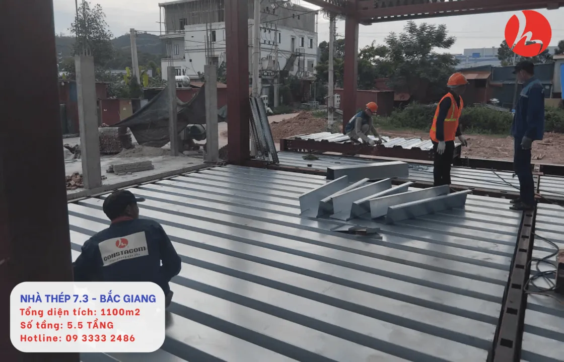 Lắp đặt sàn Deck thép cho tầng giữa của công trình