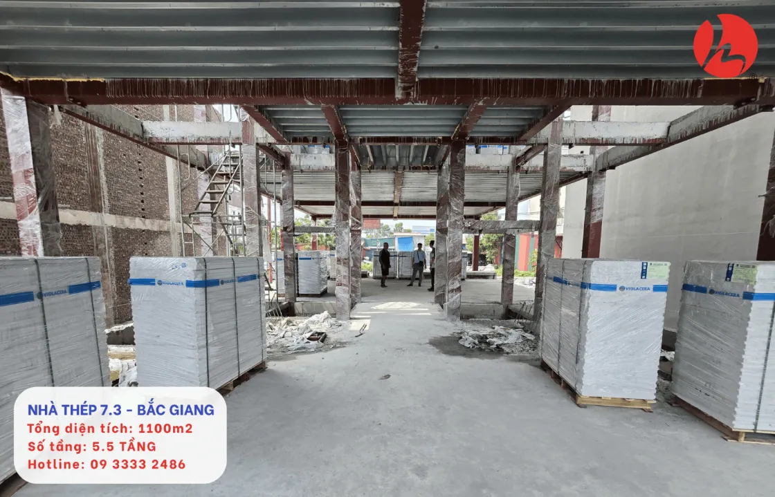 Các tấm bê tông nhẹ đã được vận chuyển vào đúng vị trí bên trong công trình