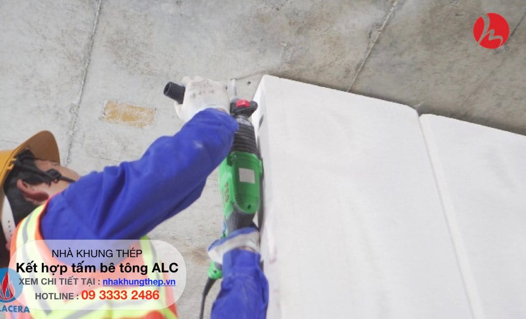 thi-cong-tam-alc-002 thi công tấm ALC vào nhà khung thép 02