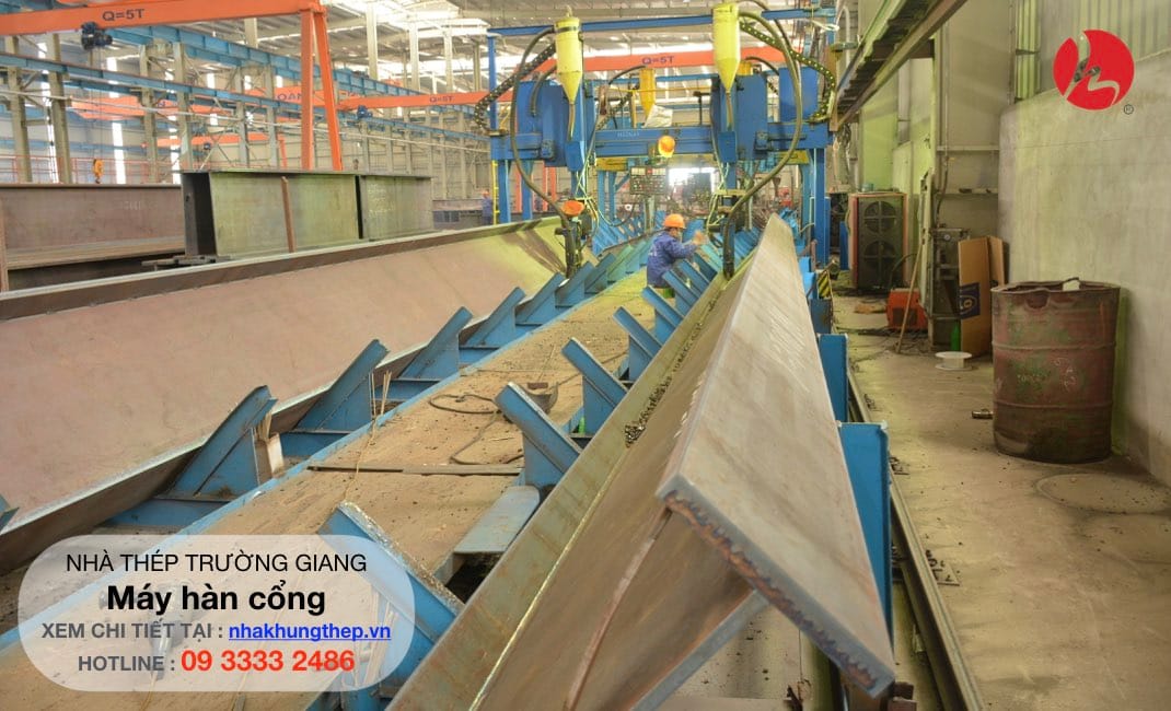 nhà thép tiền chế sản xuất trong nhà máy và gia công hàn trực tiếp ngoài công trình