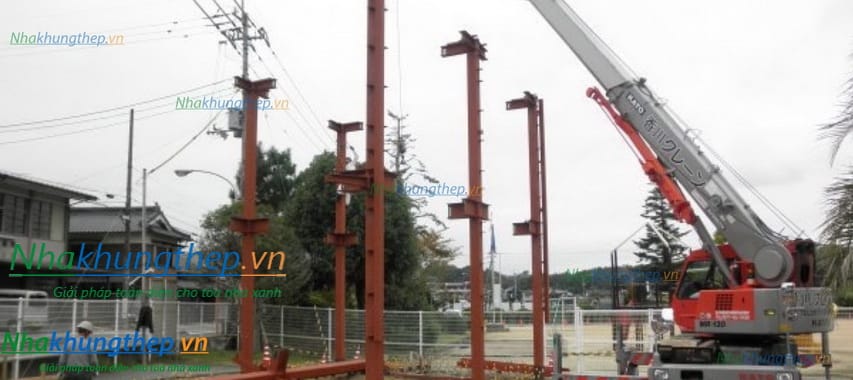 Toàn cảnh công trình đang tiến hành lắp đặt cột nhà khung thép