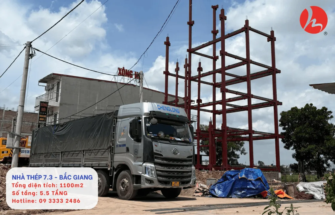 Xe chở cấu kiện đến công trình đang thi công