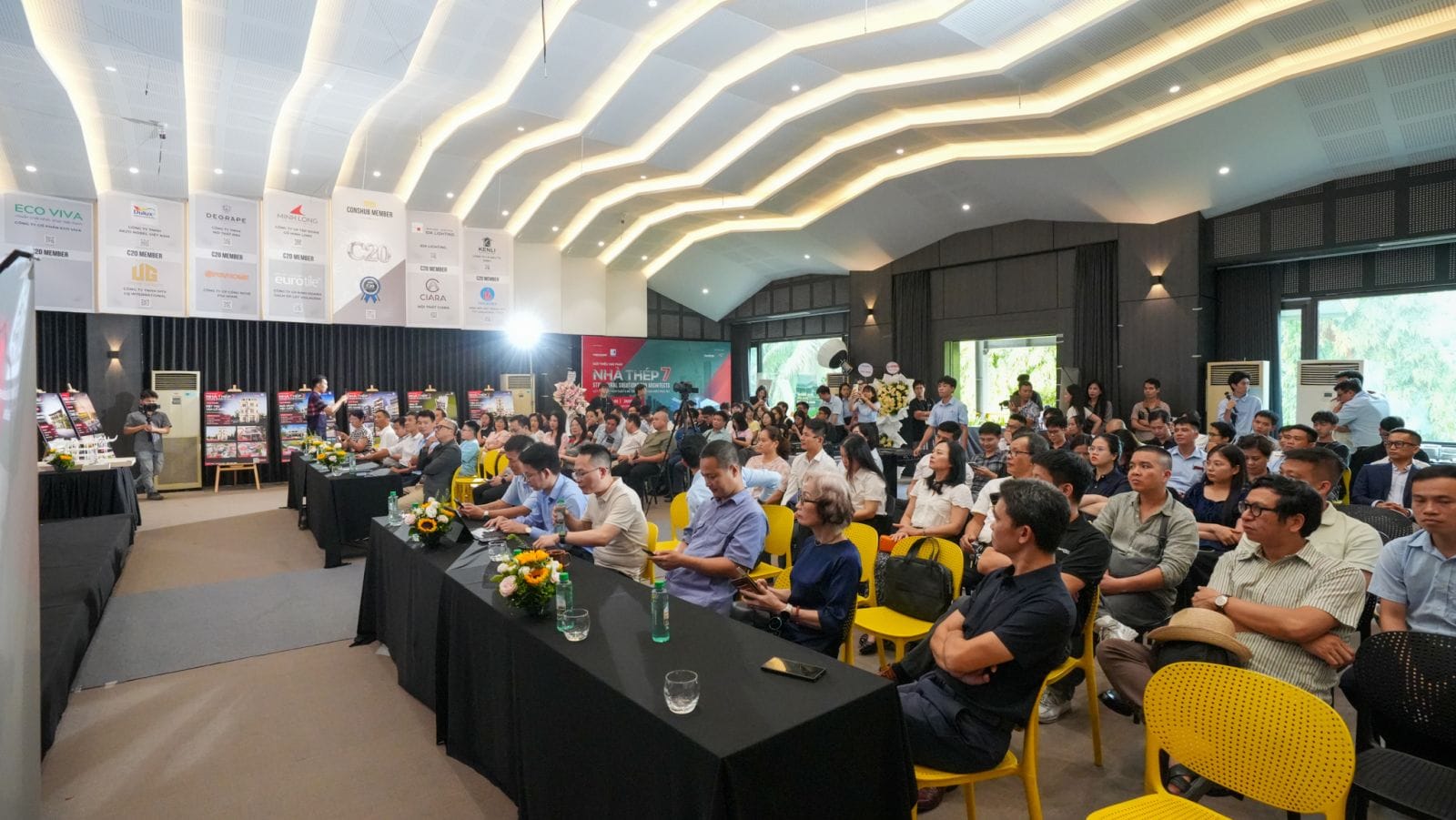 Chương trình “Nhà Thép 7 – Structural Solutions for Architects” quy tụ đông đảo chuyên gia, kiến trúc sư và doanh nghiệp trong lĩnh vực xây dựng, cùng trao đổi về các xu hướng công nghệ, công trình xanh và giải pháp kết cấu tiên tiến của ngành