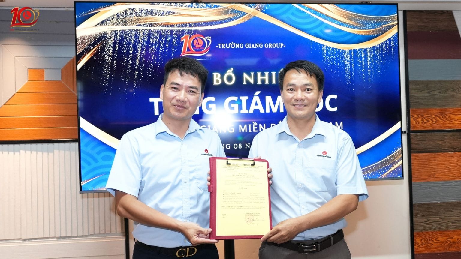 Chủ tịch HĐQT Nguyễn Thế Cường trao quyết định bổ nhiểm tổng giám đốc cho Ông Nguyễn Văn Hoàn
